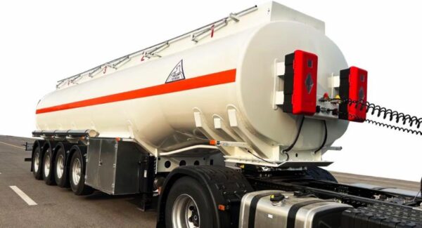 Fuel tanker semi trailer rear section with discharge valves and hoses